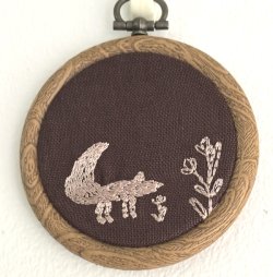 画像1: インテリアフレーム　「キツネ＆フラックス刺繍・ブラウン」