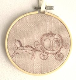 画像1: インテリアフレーム　「カボチャの馬車刺繍・パールピンク」