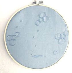 画像1: インテリアフレーム　「ベビーブルーフィッシュ刺繍・コットンリネン」