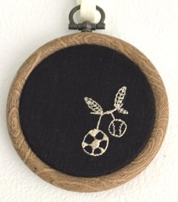 画像1: インテリアフレーム　「オリーブ＆ボール刺繍・ブラックリネン」