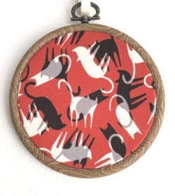 画像1: 吊りフレームS　「福ねこ・スカーレットコットン」