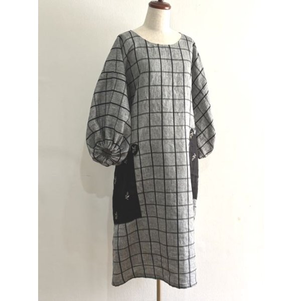 画像1: アトリエ服・ベルギーリネン格子柄刺繍ポケット（M〜L） (1)