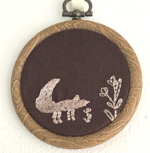 画像1: インテリアフレーム　「キツネ＆フラックス刺繍・ブラウン」 (1)