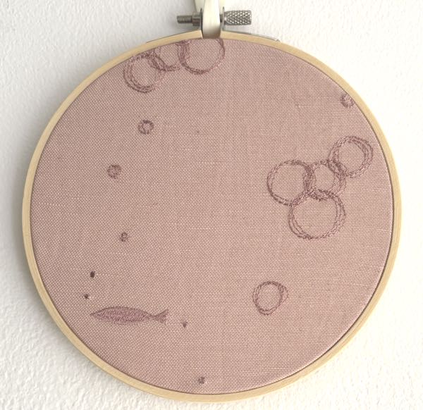 画像1: 刺しゅうフレームM　「バブル＆フィッシュ刺繍・グレイッシュピンクコットンリネン」 (1)