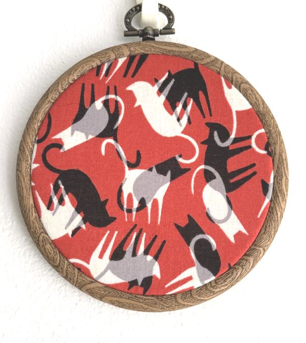 画像1: 吊りフレームS　「福ねこ・スカーレットコットン」 (1)